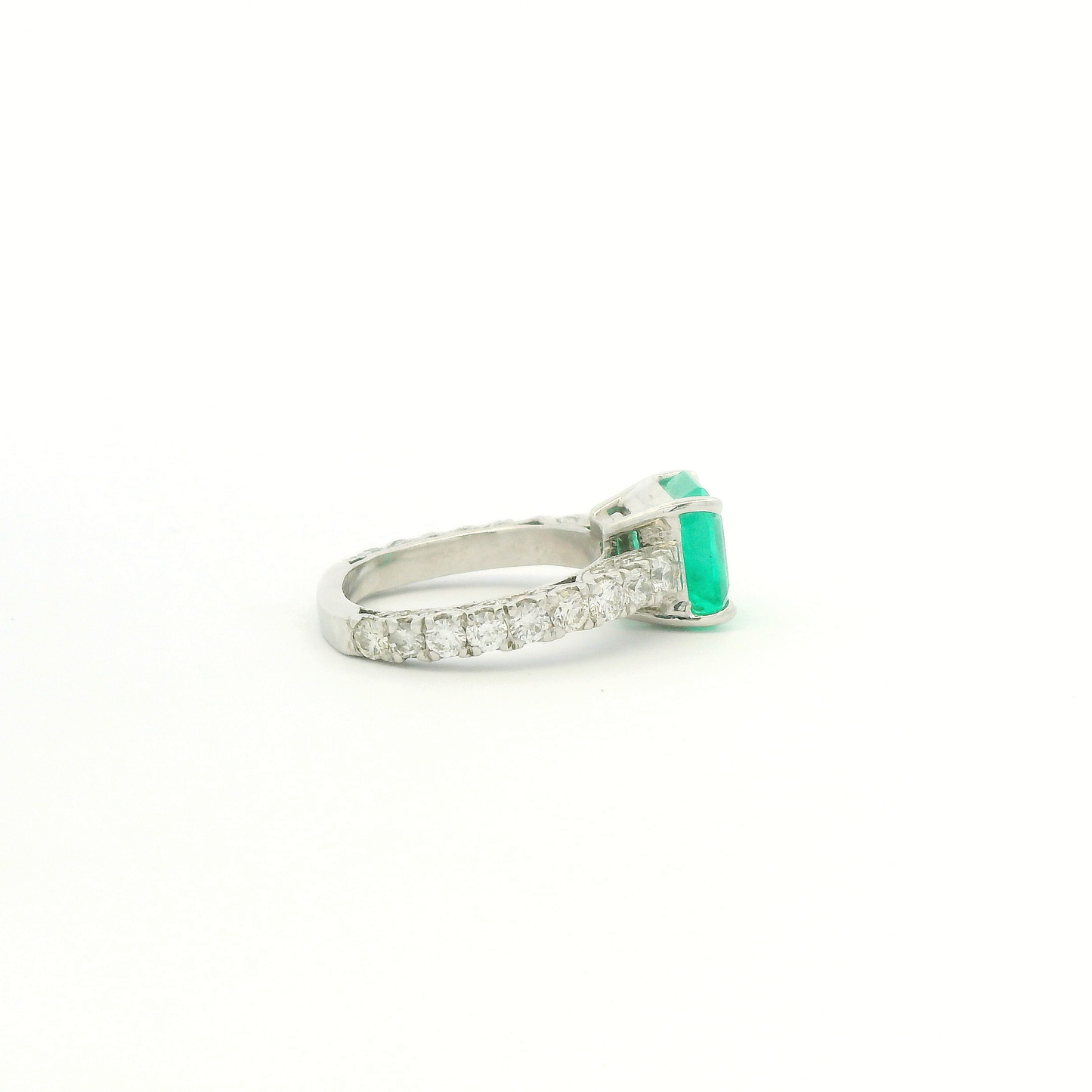 platinum-emerald-diamond-ring