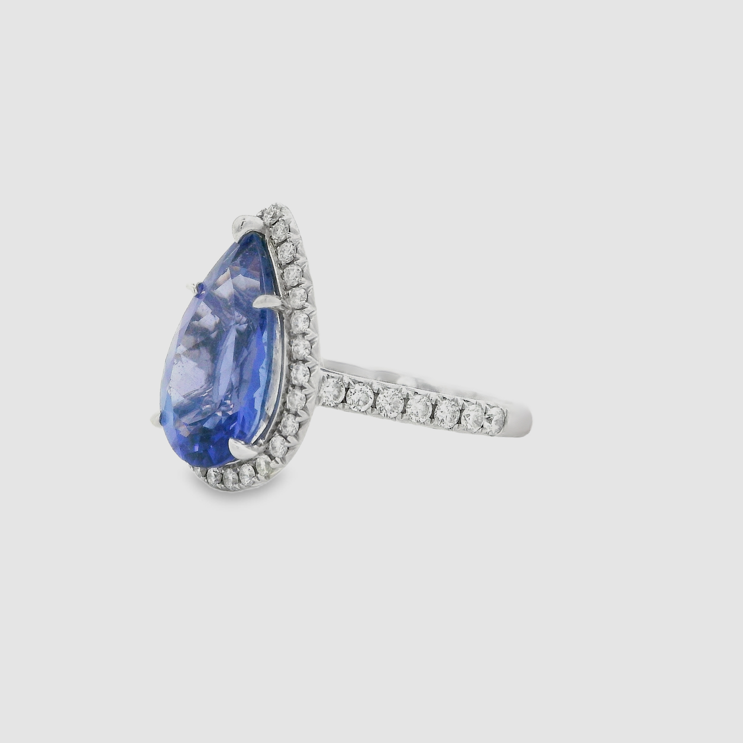 18kt White Gold Cocktail Ring with Pear-Shaped Tanzanite