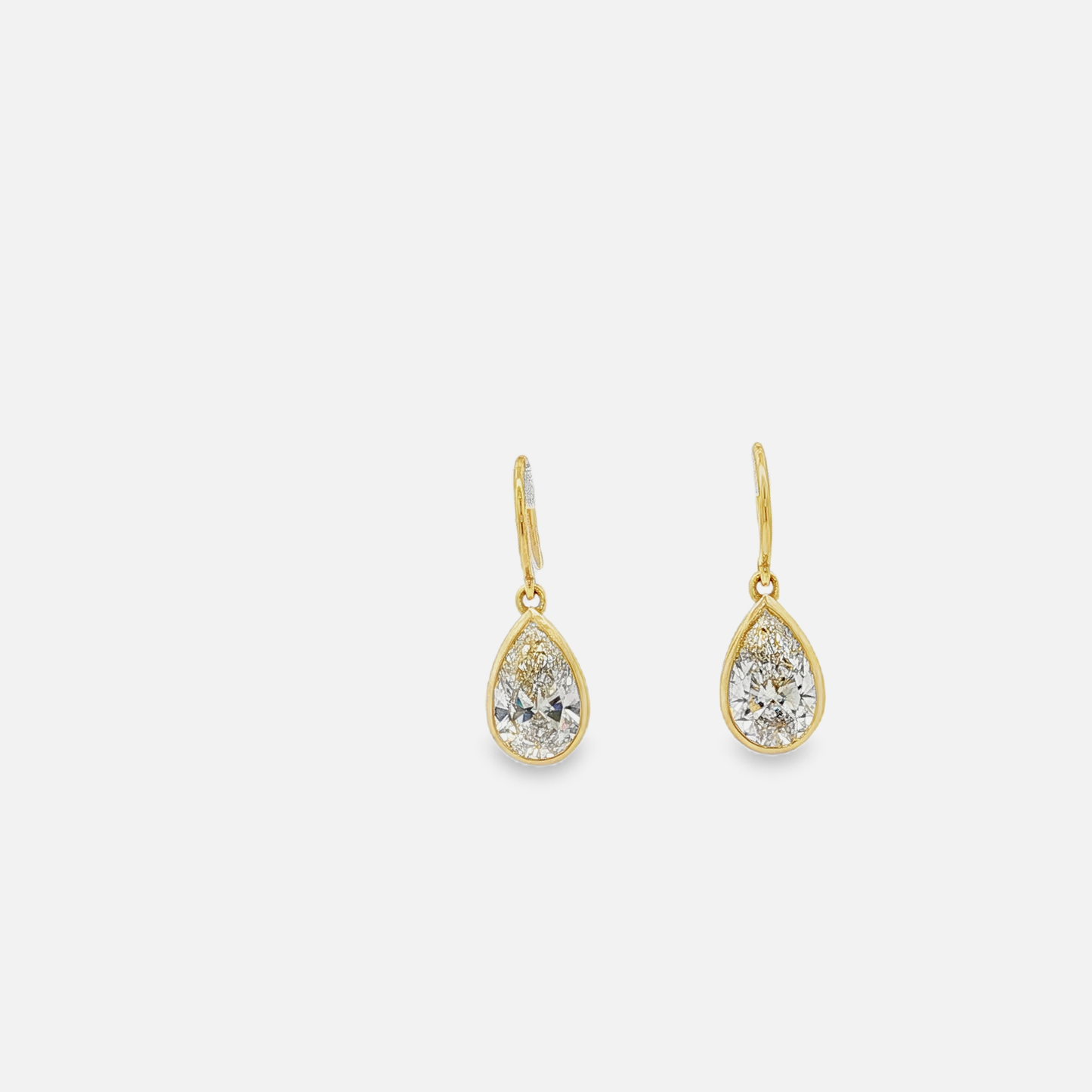 Yellow Gold Drop Earrings with 2 KSI1 Pear Shape Diamonds