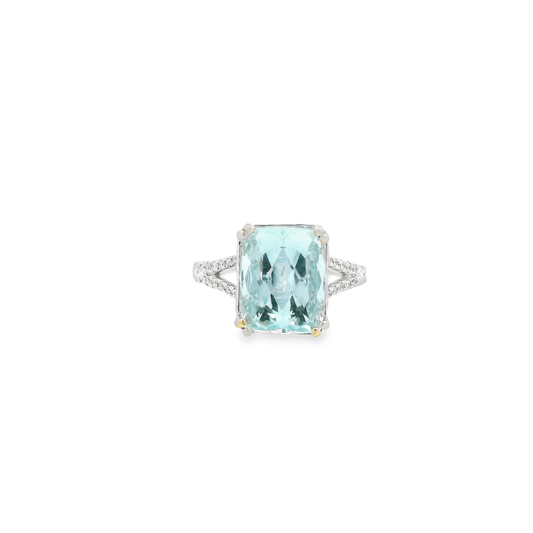 18kt White Gold Ring with Emerald-Cut Aquamarine and split shank diamond mouting.